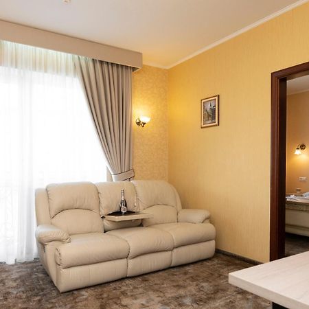 Status Hotel Malekhuv Bagian luar foto