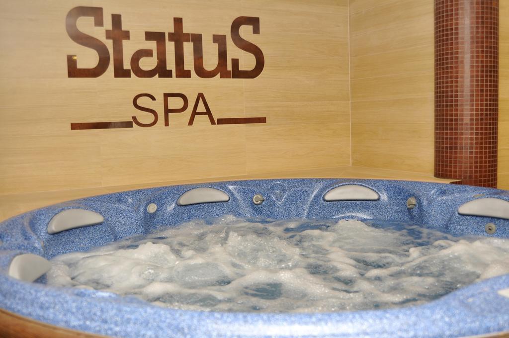 Status Hotel Malekhuv Bagian luar foto