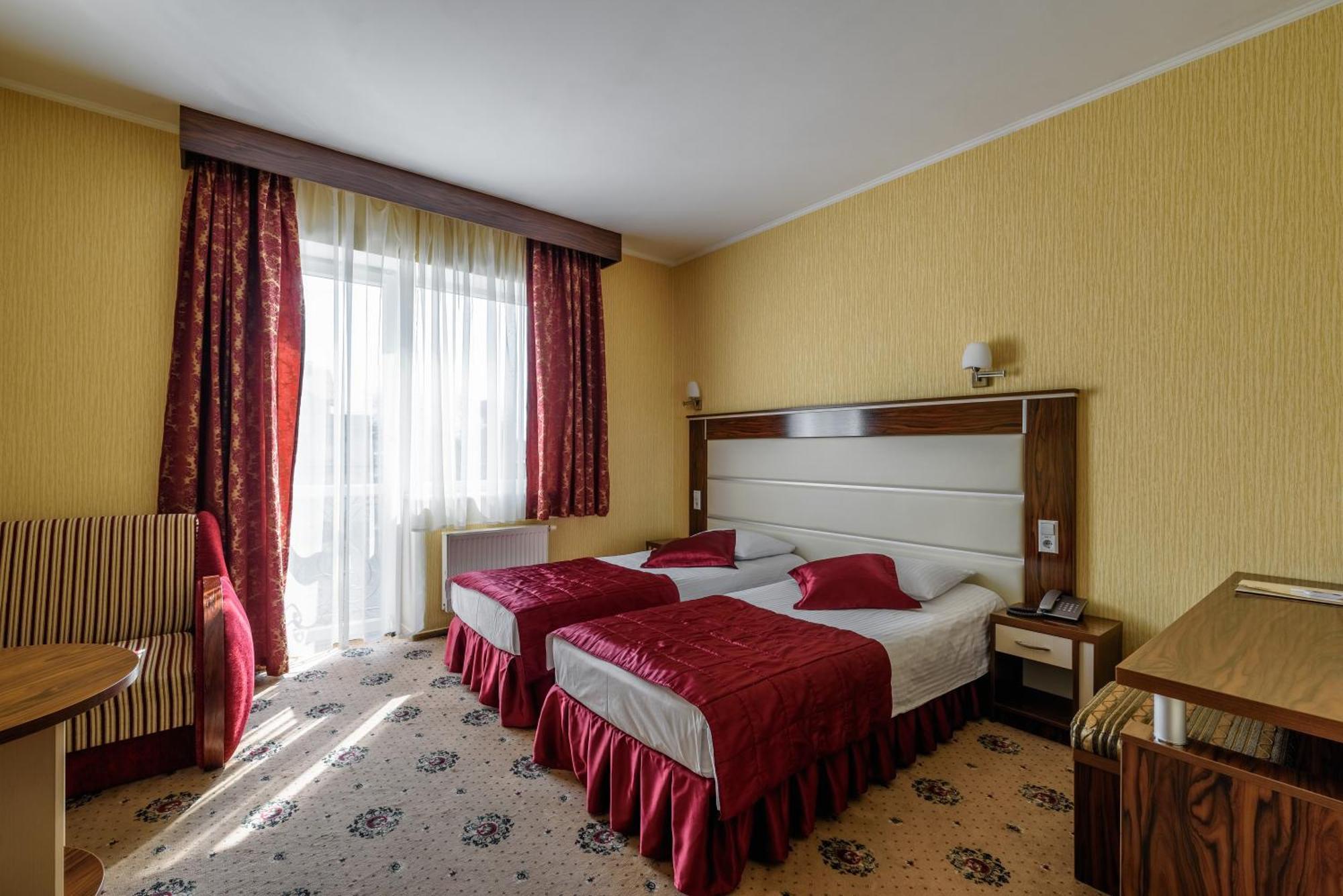 Status Hotel Malekhuv Bagian luar foto