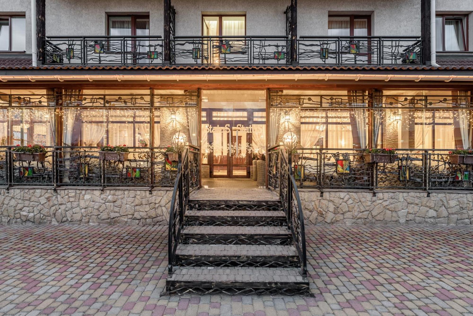 Status Hotel Malekhuv Bagian luar foto