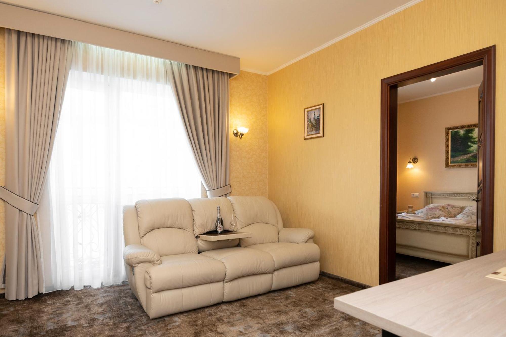Status Hotel Malekhuv Bagian luar foto