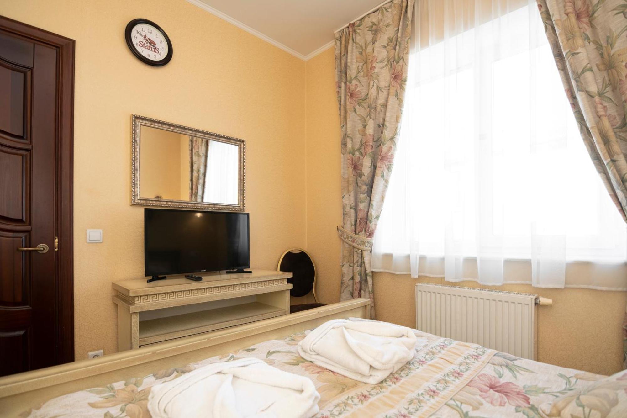 Status Hotel Malekhuv Bagian luar foto