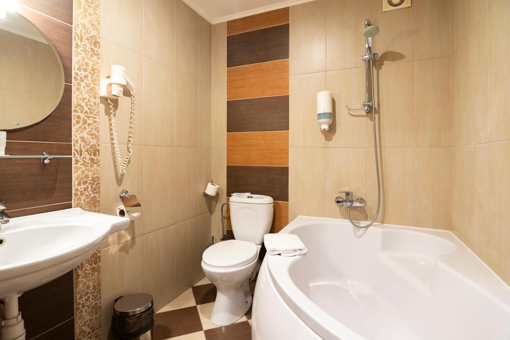 Status Hotel Malekhuv Bagian luar foto