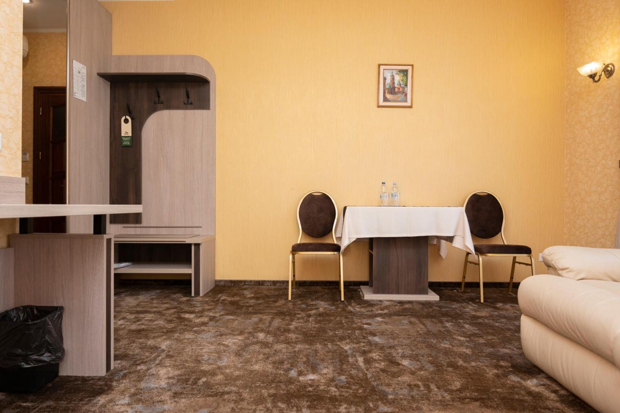 Status Hotel Malekhuv Bagian luar foto