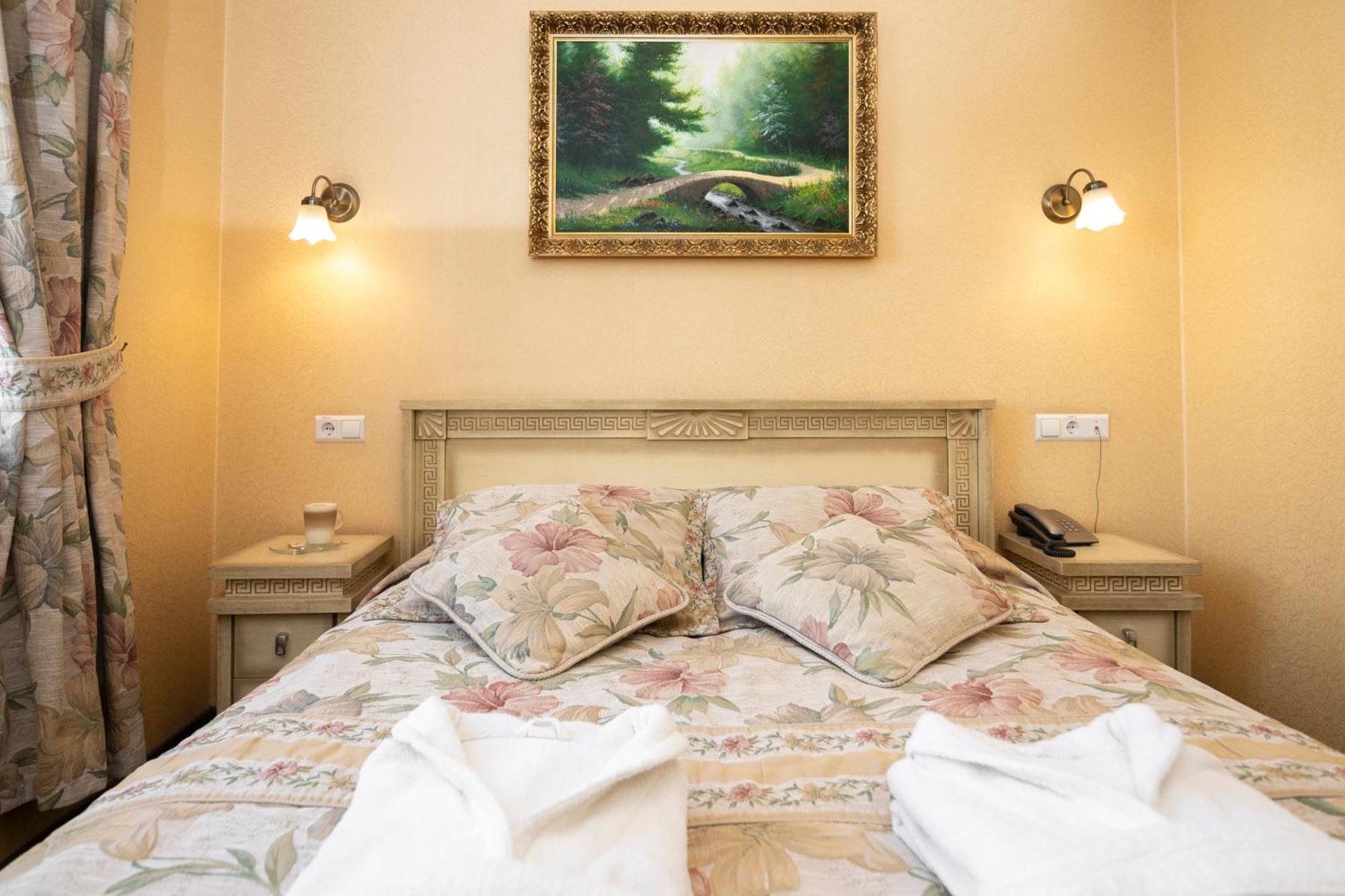 Status Hotel Malekhuv Bagian luar foto