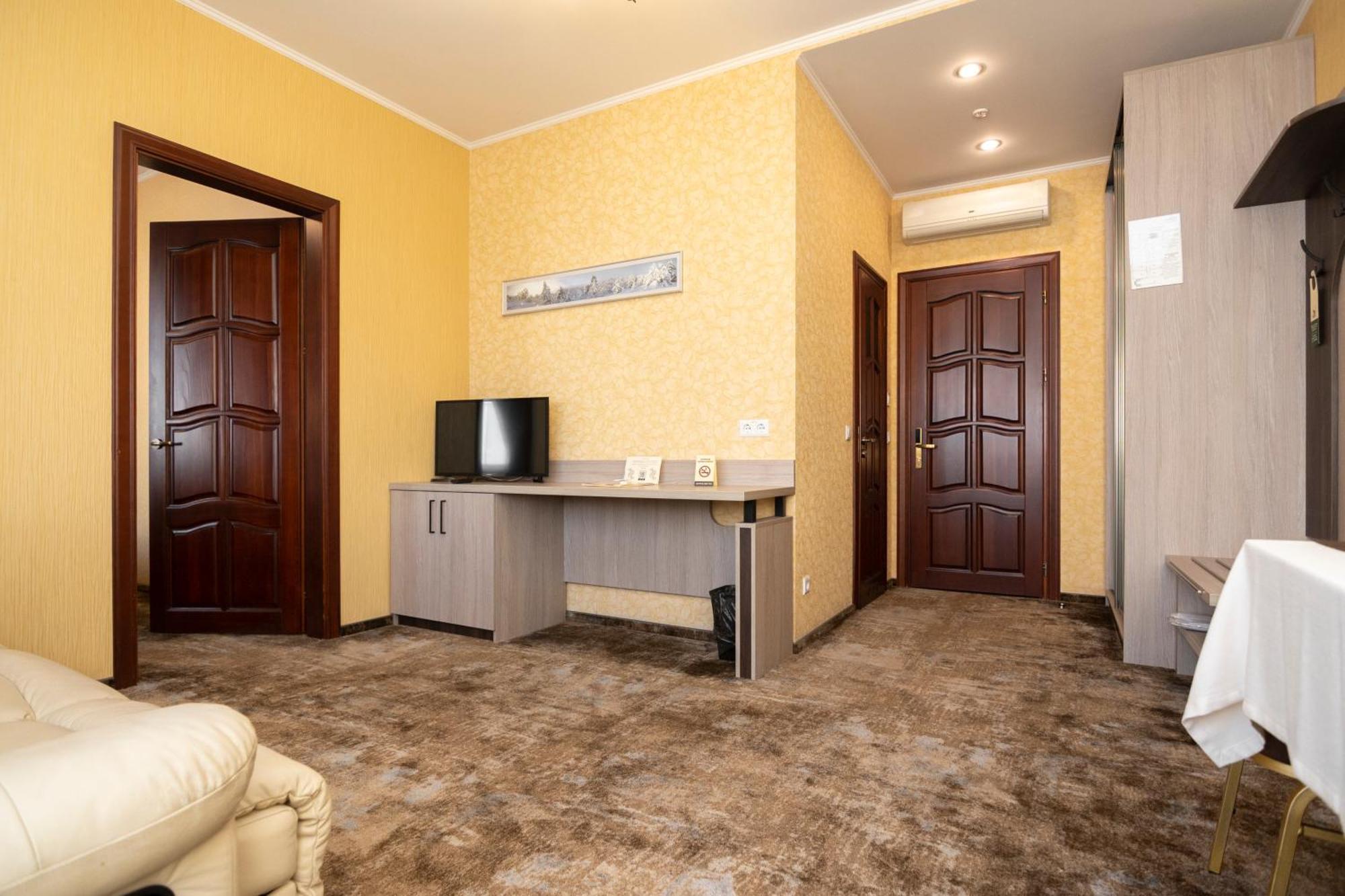 Status Hotel Malekhuv Bagian luar foto