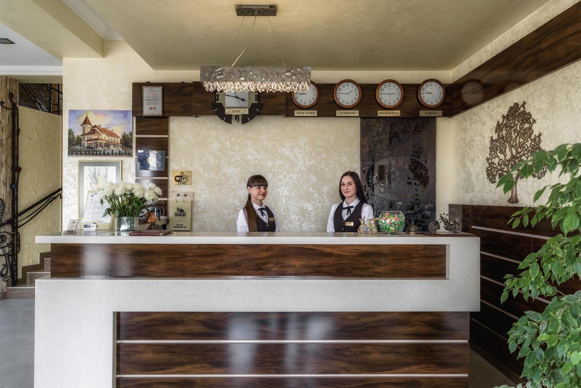 Status Hotel Malekhuv Bagian luar foto