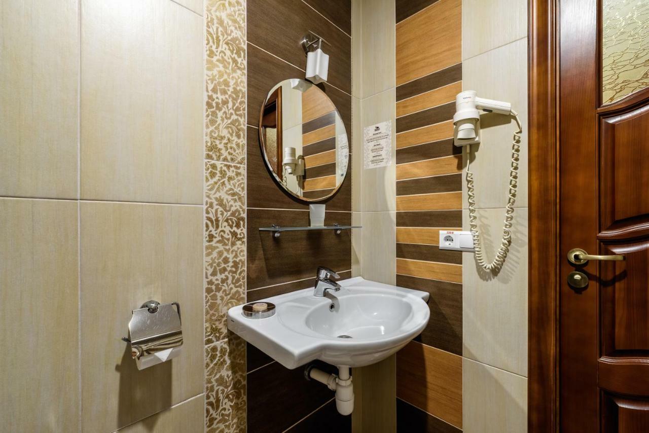 Status Hotel Malekhuv Bagian luar foto