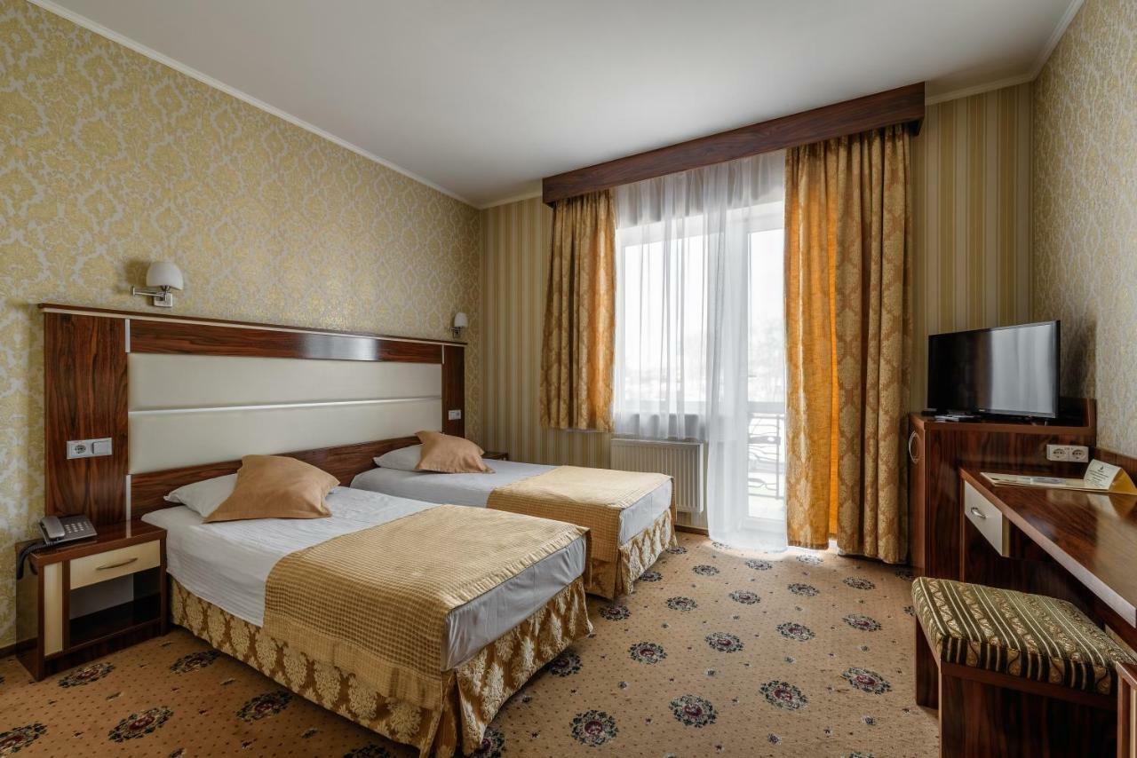 Status Hotel Malekhuv Bagian luar foto