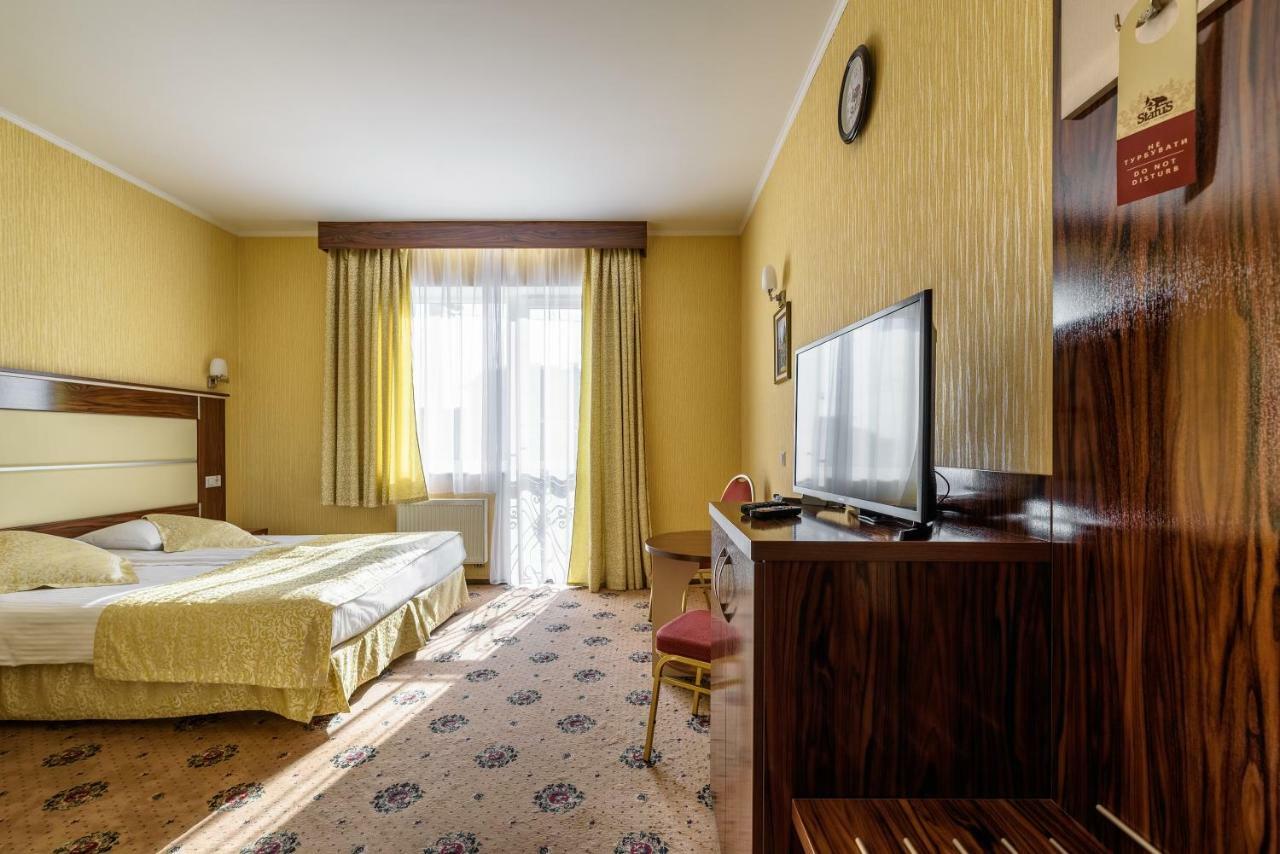Status Hotel Malekhuv Bagian luar foto