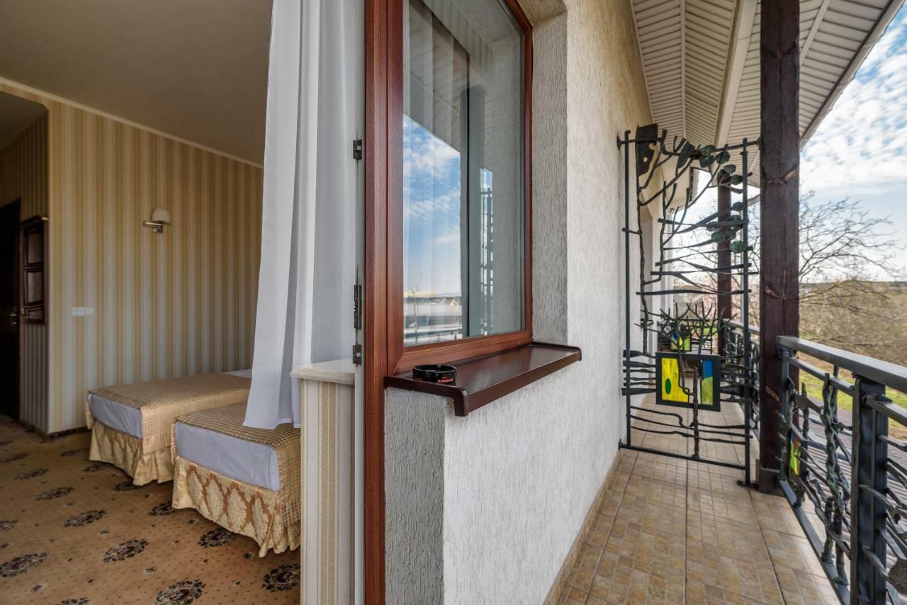 Status Hotel Malekhuv Bagian luar foto