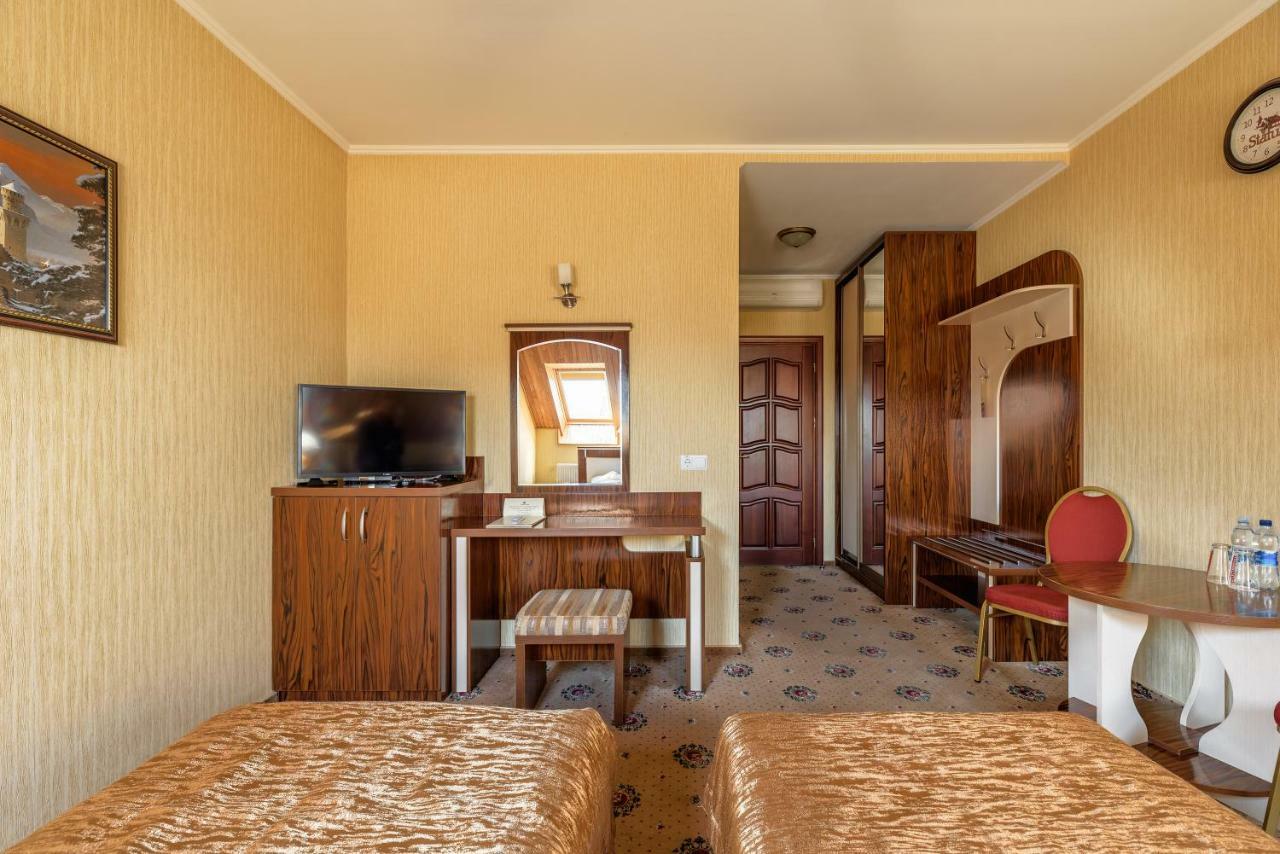 Status Hotel Malekhuv Bagian luar foto