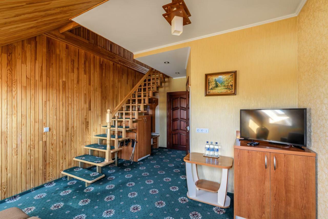 Status Hotel Malekhuv Bagian luar foto