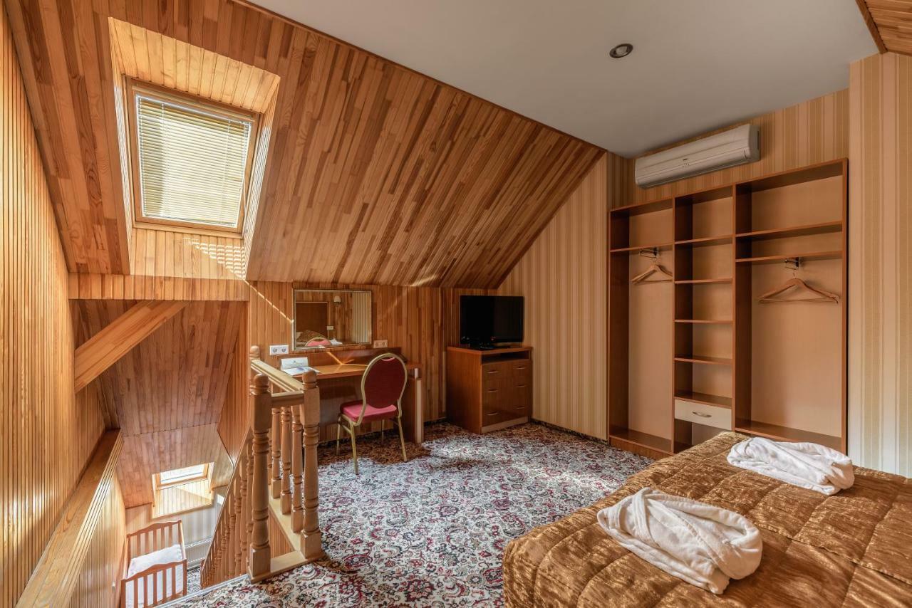 Status Hotel Malekhuv Bagian luar foto