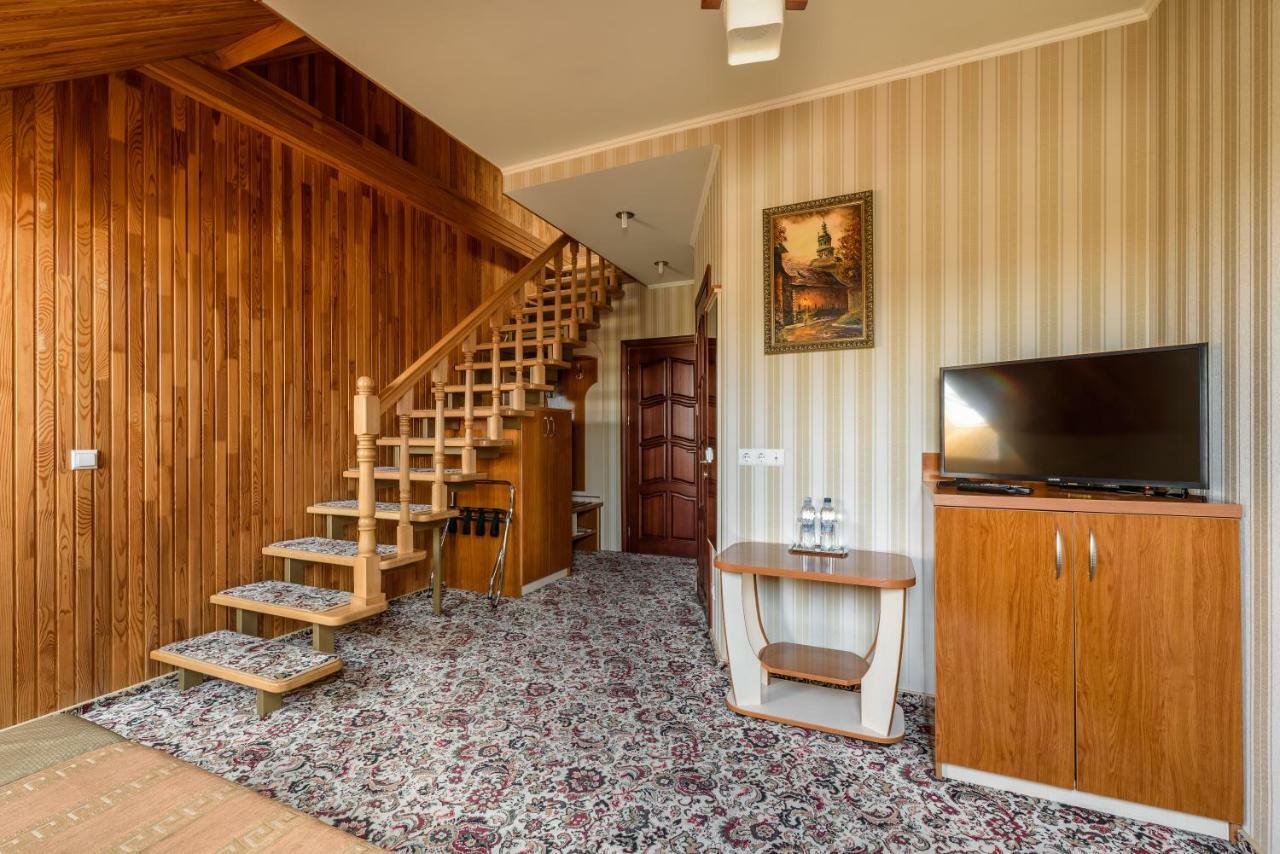 Status Hotel Malekhuv Bagian luar foto