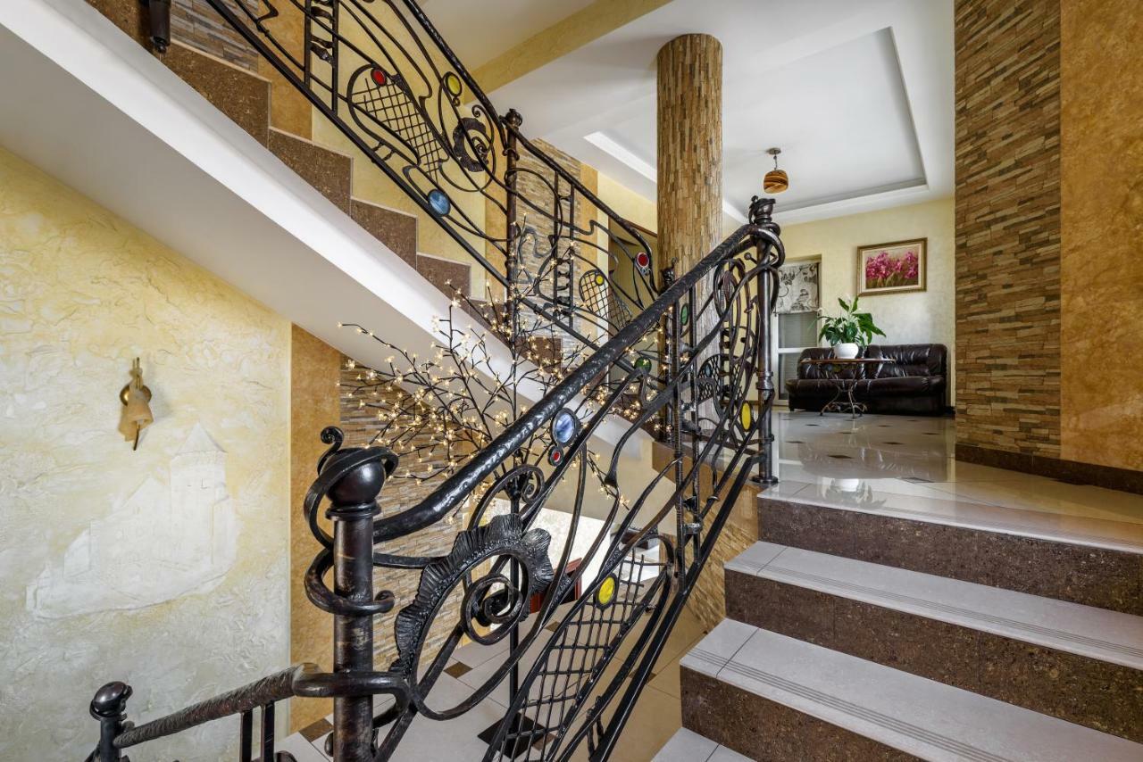 Status Hotel Malekhuv Bagian luar foto