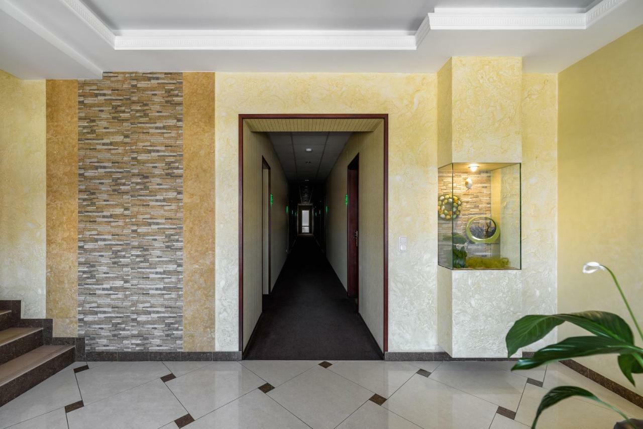 Status Hotel Malekhuv Bagian luar foto